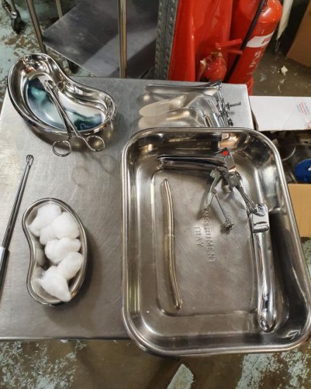 Tray + 2 kidney dish x2 Speculums X2 dilators 1 Curette 1 forceps