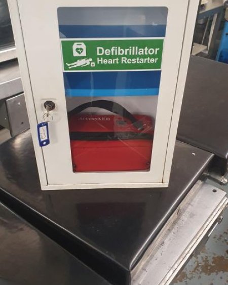 Wall mounted defib 