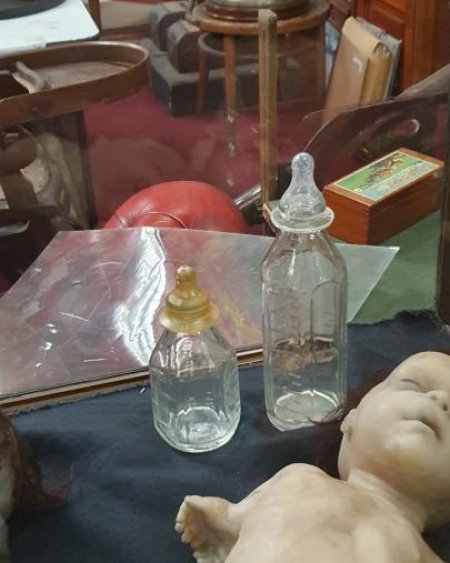 Baby bottle with teat 