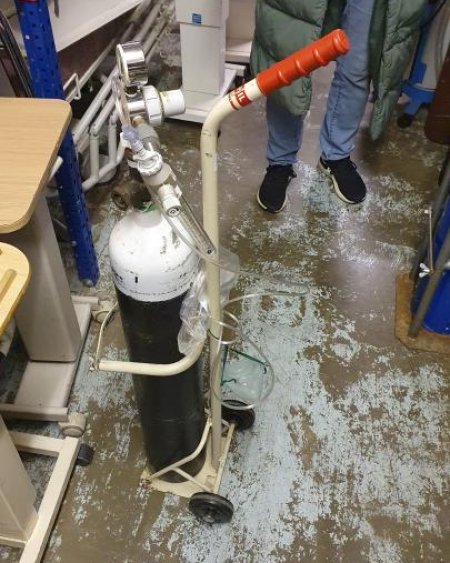 Oxygen tank + stand 