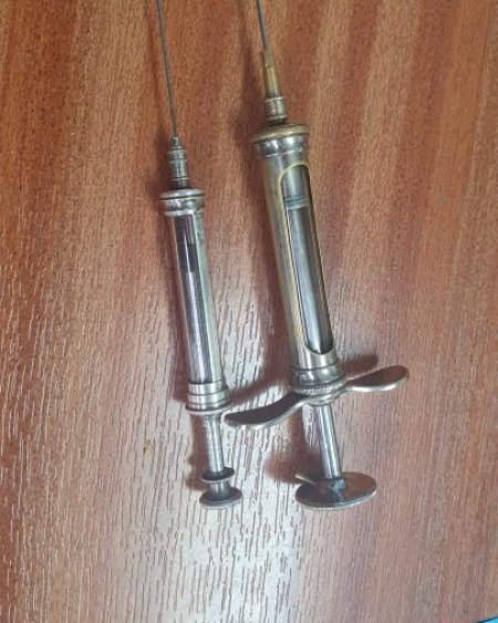 Period retractable syringe