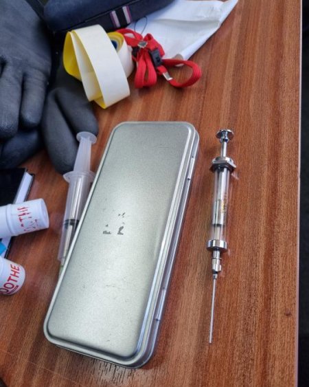Retractable syringe cased + 2 retractable 1 plastic 1 metal Apr