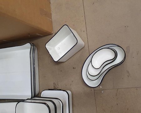 Enamel trays and kidney dishes