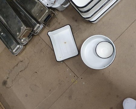 x2 small enamel Trays + 2 enamel bowls 