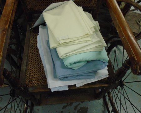 x2 blankets +plus sheets pillow cases qty