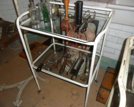Ward table cream , glass shelves
